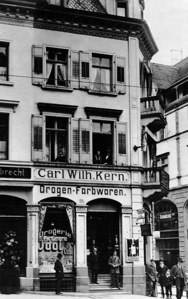 Bild zeigt die Aussenansicht um 1905 der heutigen Parfümerie Kern.